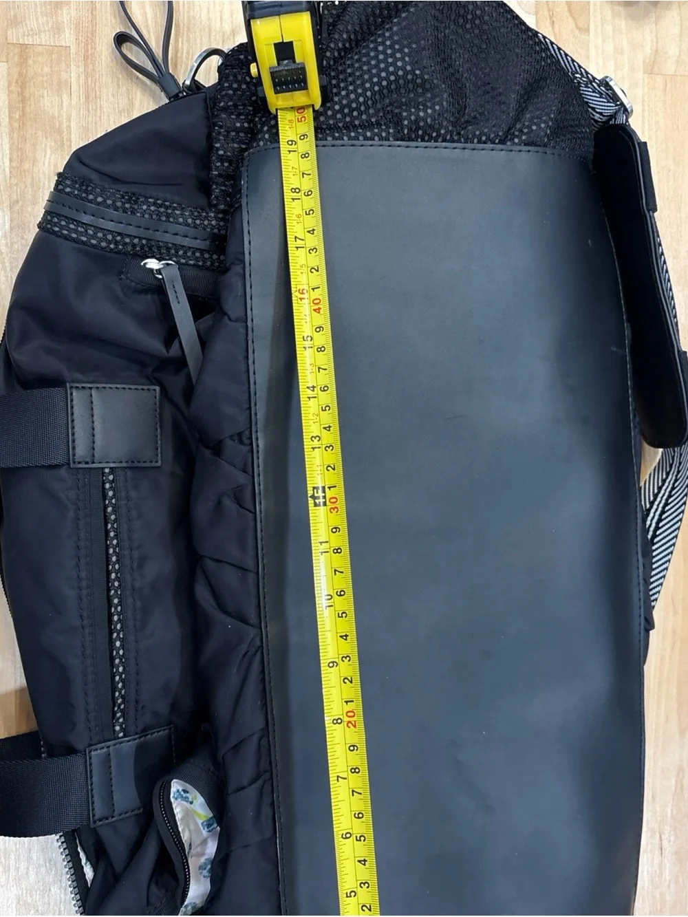Lululemon athleta  Medium Black 25L heavy Nylon Duffle Bag Pink Lining Pockets